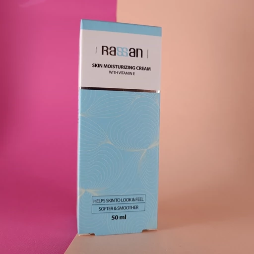 4FTg032e2oSvzi1t07RWvddy17JQZvgL415jBZ9Rl48pO5SuQu.jpg_512X512X70.jpg کرم مرطوب کننده دست و صورت ویتامین ای راسن - تصویر 1