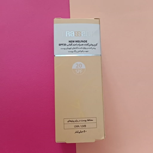 EMvBAYkNAihXVHXKgTzbyeYp1n5iYcepE9lZeWAD0ya8zDrDhj.jpg_512X512X70.jpg کرم ضد آفتاب روشن کننده و ضد لک نیوملفید spf20 راسن 50 میل - تصویر 1