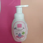 شامپو فوم نوزادان دخترانه صورتی بی بی فرست - تصویر 2